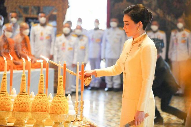 泰国王后同款服装_苏提达王后命理_泰国最美王后4年后爆新照